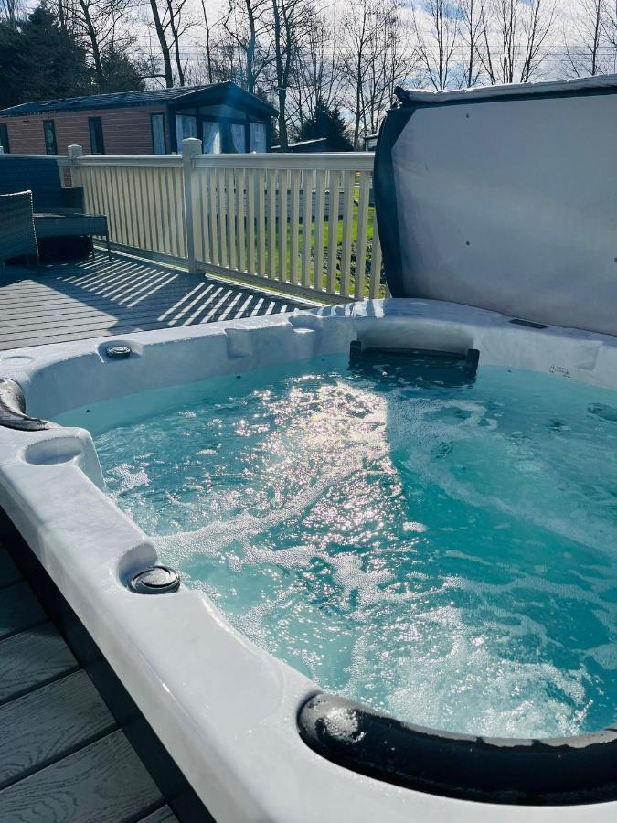 Bridgewater With Hot Tub